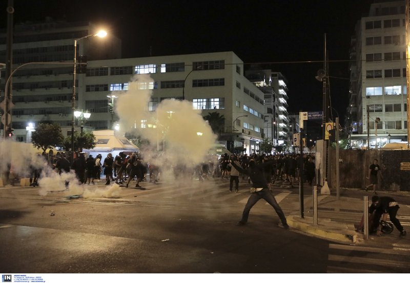 Επεισόδια στις πορείες για τον Φύσσα -Σοκ από τον σοβαρό τραυματισμό 19χρονης  [εικόνες & βίντεο] | iefimerida.gr 29