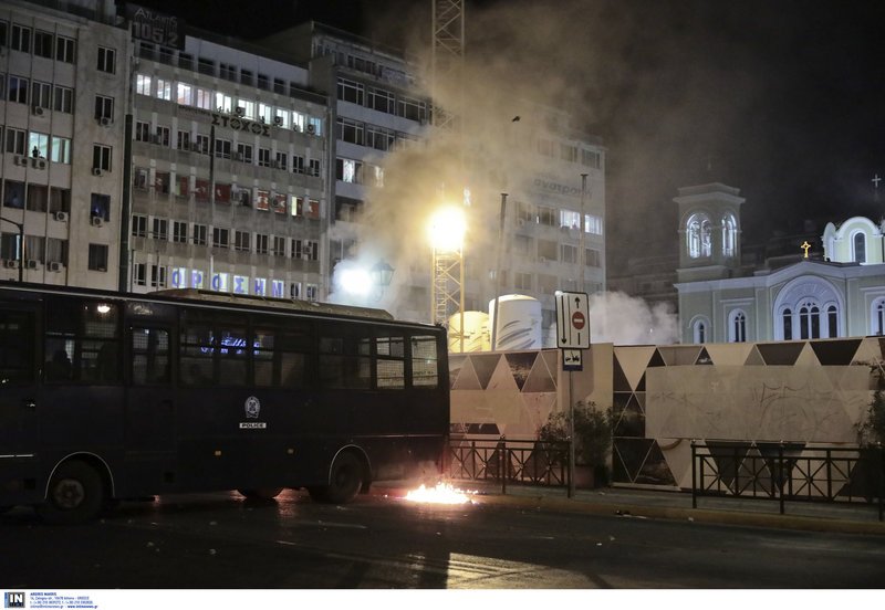Επεισόδια στις πορείες για τον Φύσσα -Σοκ από τον σοβαρό τραυματισμό 19χρονης  [εικόνες & βίντεο] | iefimerida.gr 27
