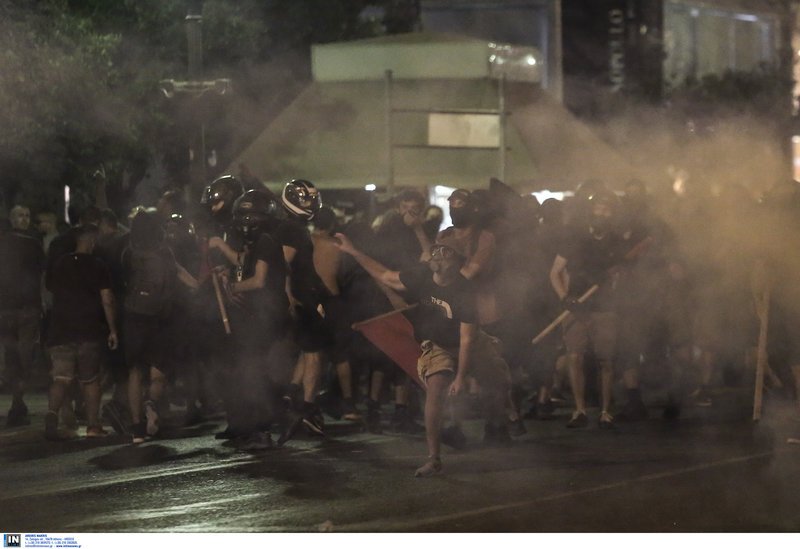 Επεισόδια στις πορείες για τον Φύσσα -Σοκ από τον σοβαρό τραυματισμό 19χρονης  [εικόνες & βίντεο] | iefimerida.gr 28