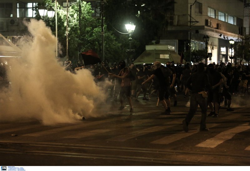 Επεισόδια στις πορείες για τον Φύσσα -Σοκ από τον σοβαρό τραυματισμό 19χρονης  [εικόνες & βίντεο] | iefimerida.gr 26