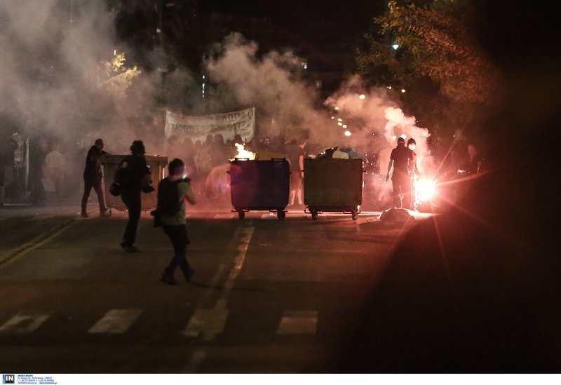 Επεισόδια στις πορείες για τον Φύσσα -Σοκ από τον σοβαρό τραυματισμό 19χρονης  [εικόνες & βίντεο] | iefimerida.gr 25