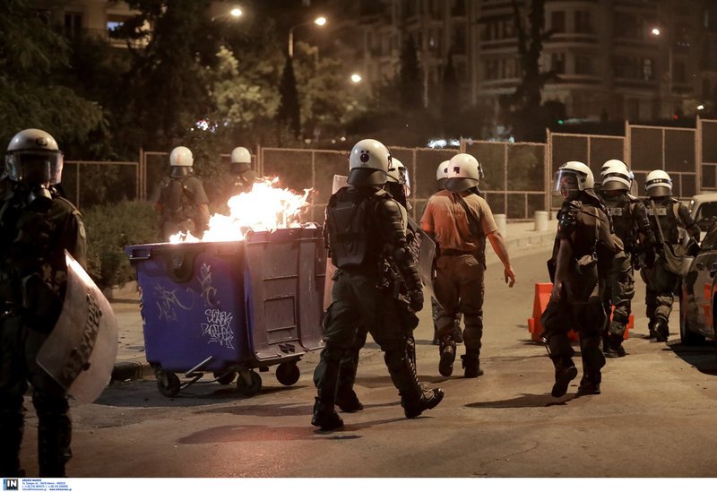 Επεισόδια στις πορείες για τον Φύσσα -Σοκ από τον σοβαρό τραυματισμό 19χρονης  [εικόνες & βίντεο] | iefimerida.gr 14