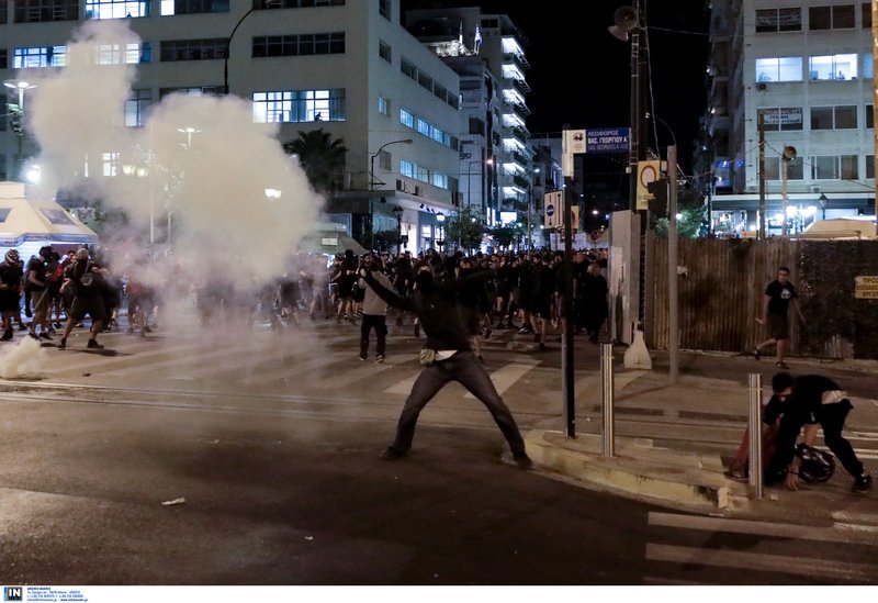 Επεισόδια στις πορείες για τον Φύσσα -Σοκ από τον σοβαρό τραυματισμό 19χρονης  [εικόνες & βίντεο] | iefimerida.gr 24