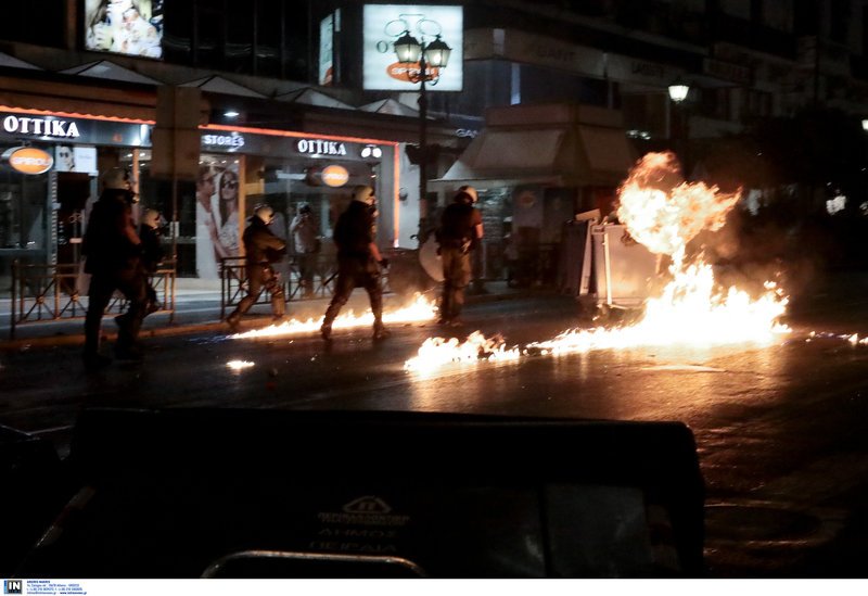 Επεισόδια στις πορείες για τον Φύσσα -Σοκ από τον σοβαρό τραυματισμό 19χρονης  [εικόνες & βίντεο] | iefimerida.gr 23