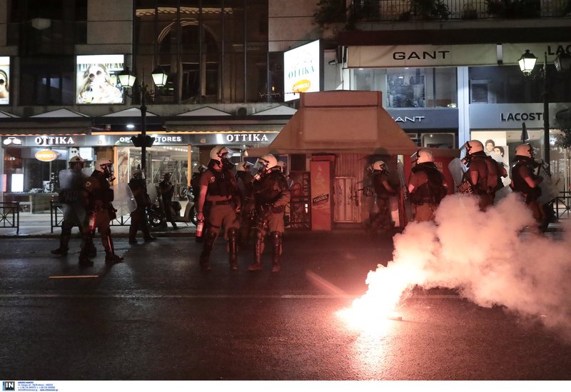 Επεισόδια στις πορείες για τον Φύσσα -Σοκ από τον σοβαρό τραυματισμό 19χρονης  [εικόνες & βίντεο] | iefimerida.gr 21