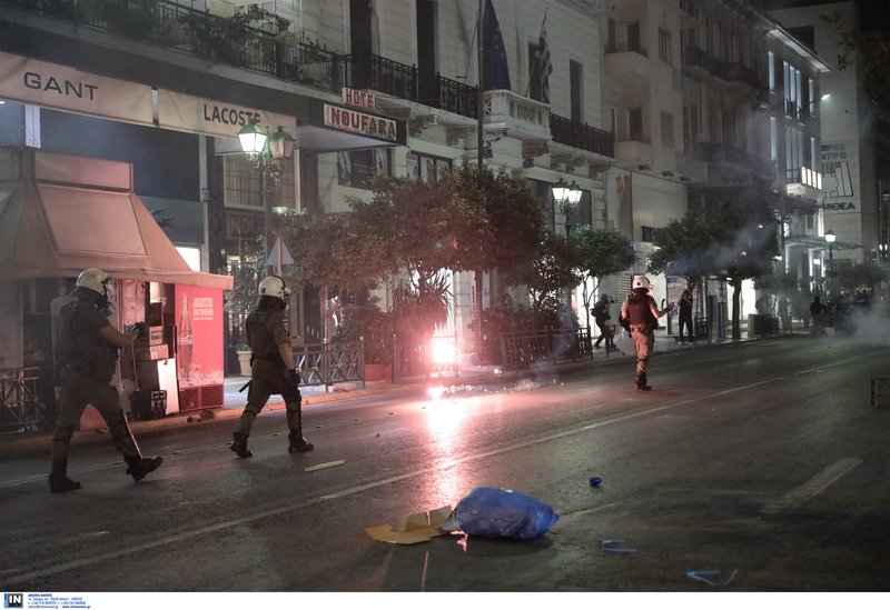 Επεισόδια στις πορείες για τον Φύσσα -Σοκ από τον σοβαρό τραυματισμό 19χρονης  [εικόνες & βίντεο] | iefimerida.gr 20