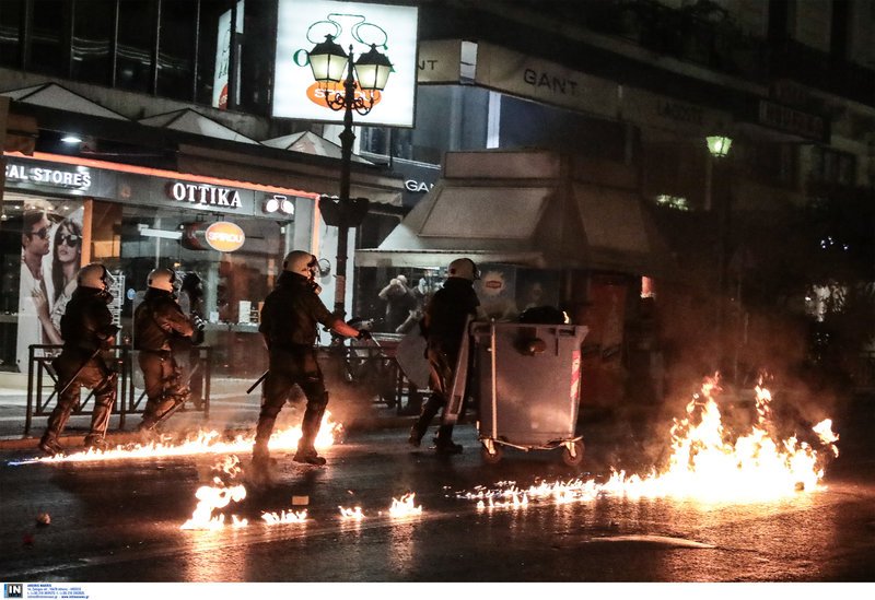 Επεισόδια στις πορείες για τον Φύσσα -Σοκ από τον σοβαρό τραυματισμό 19χρονης  [εικόνες & βίντεο] | iefimerida.gr 19