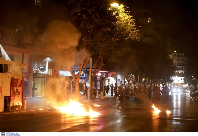 Επεισόδια στις πορείες για τον Φύσσα -Σοκ από τον σοβαρό τραυματισμό 19χρονης  [εικόνες & βίντεο] | iefimerida.gr 13