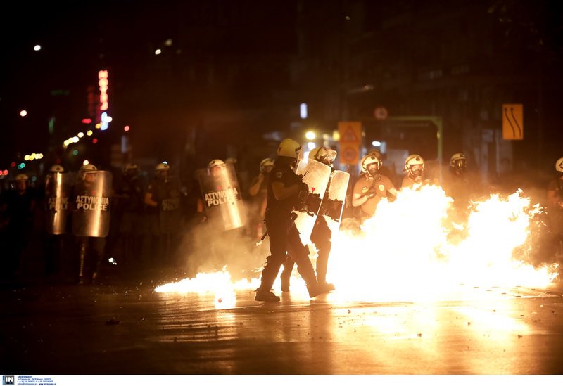 Επεισόδια στις πορείες για τον Φύσσα -Σοκ από τον σοβαρό τραυματισμό 19χρονης  [εικόνες & βίντεο] | iefimerida.gr 7