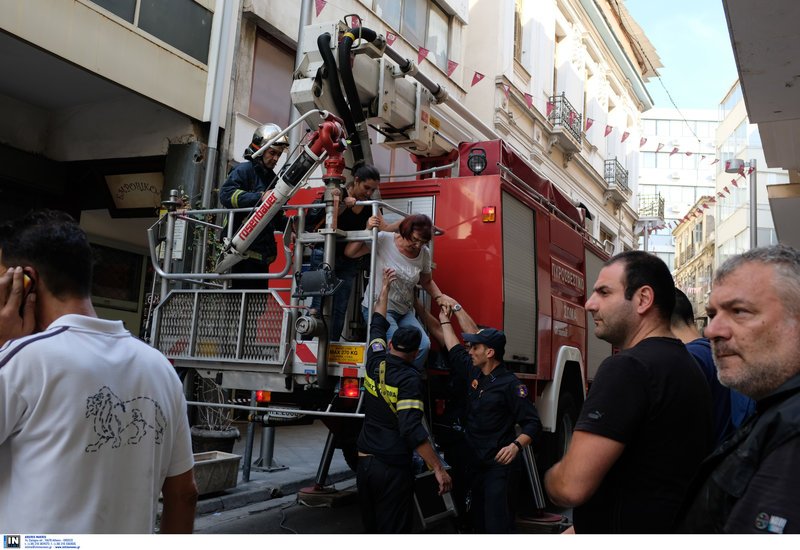 Φωτιά σε πολυκατοικία στο Μοναστηράκι -Απεγκλωβίστηκαν 10 άτομα [εικόνες] | iefimerida.gr 7