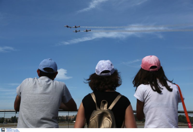 Athens Flying Week: Καθήλωσε το υπερθέαμα με τις κάθετες πτήσεις και τους σχηματισμούς στον αέρα [εικόνες] | iefimerida.gr 8