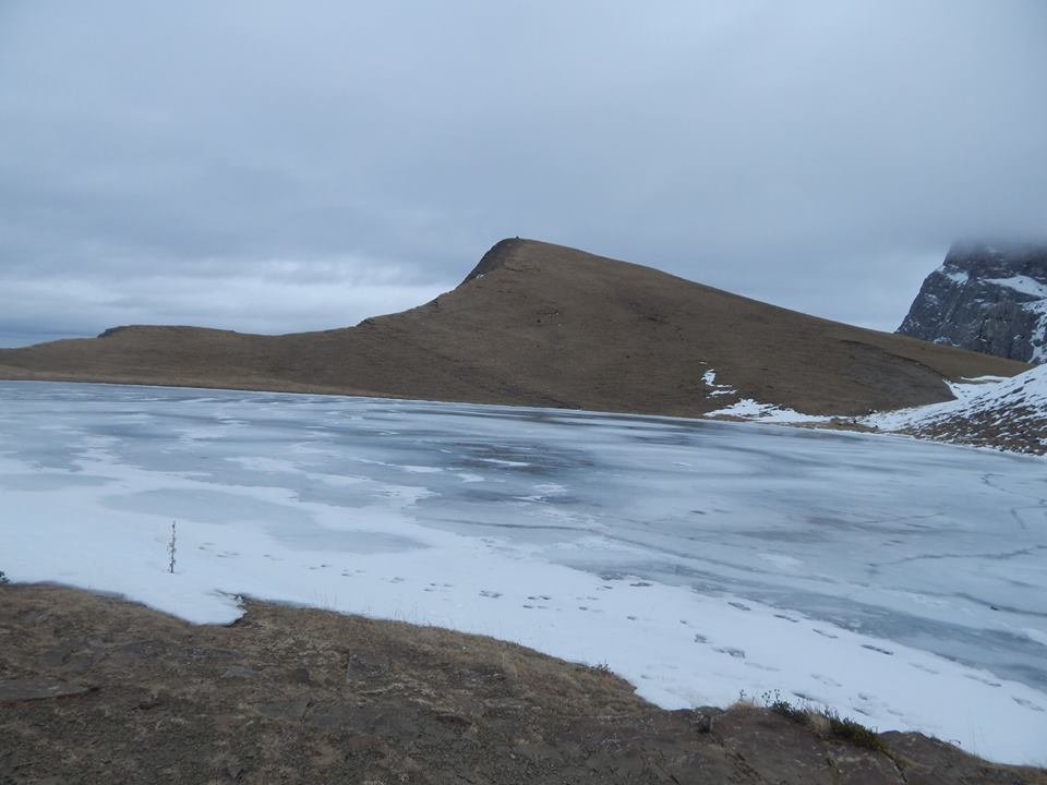 Εντυπωσιακό: Περπατάει πάνω στην παγωμένη Δρακόλιμνη στην Ηπειρο [εικόνες] | iefimerida.gr 2