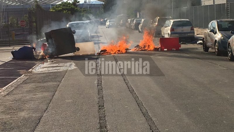ΑΕΚτζήδες έστησαν καρτέρι σε ΠΑΟΚτζήδες κοντά στο ΟΑΚΑ -Παρενέβησαν τα ΜΑΤ, δακρυγόνα και μολότοφ [εικόνες & βίντεο] | iefimerida.gr 1