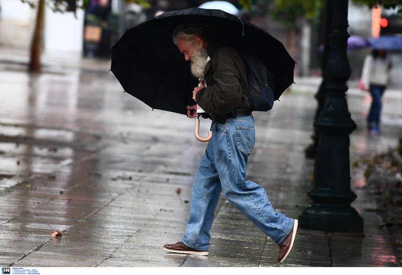 Αδιάβροχα, μπουφάν, ομπρέλες, μπότες -Οι Αθηναίοι κατέβασαν άρον άρον τα χειμωνιάτικά τους [εικόνες] | iefimerida.gr 4