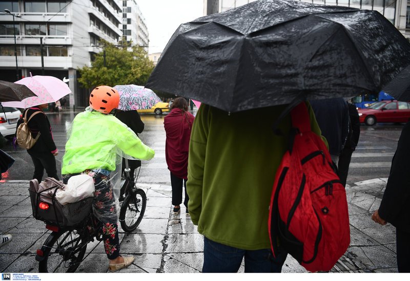 Αδιάβροχα, μπουφάν, ομπρέλες, μπότες -Οι Αθηναίοι κατέβασαν άρον άρον τα χειμωνιάτικά τους [εικόνες] | iefimerida.gr 2