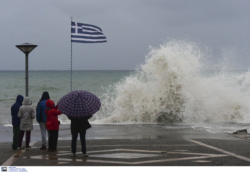 Παραδόξως στο σημείο βρέθηκαν αρκετοί Αθηναίοι προκειμένου...