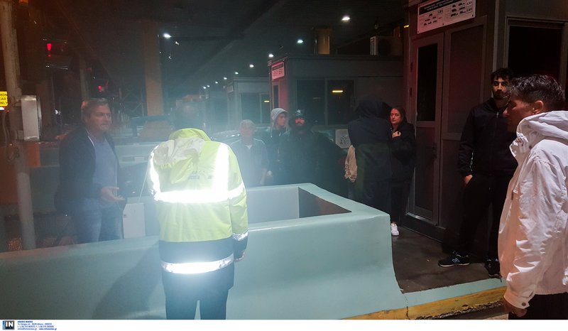 Εκατοντάδες οδηγοί εγκλωβισμένοι στα διόδια -Φωτογραφίες: Intimenews/ΜΑΚΡΗΣ ΑΡΓΥΡΗΣ