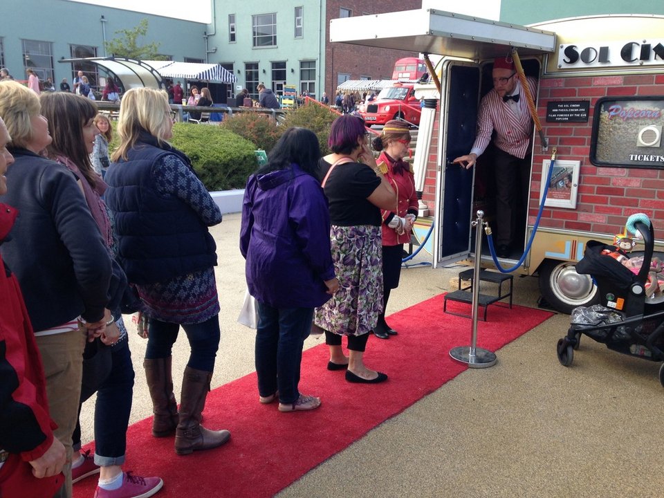 Ο πιο μικρός κινηματογράφος του κόσμου σε... τροχόσπιτο [εικόνες & βίντεο] | iefimerida.gr 4