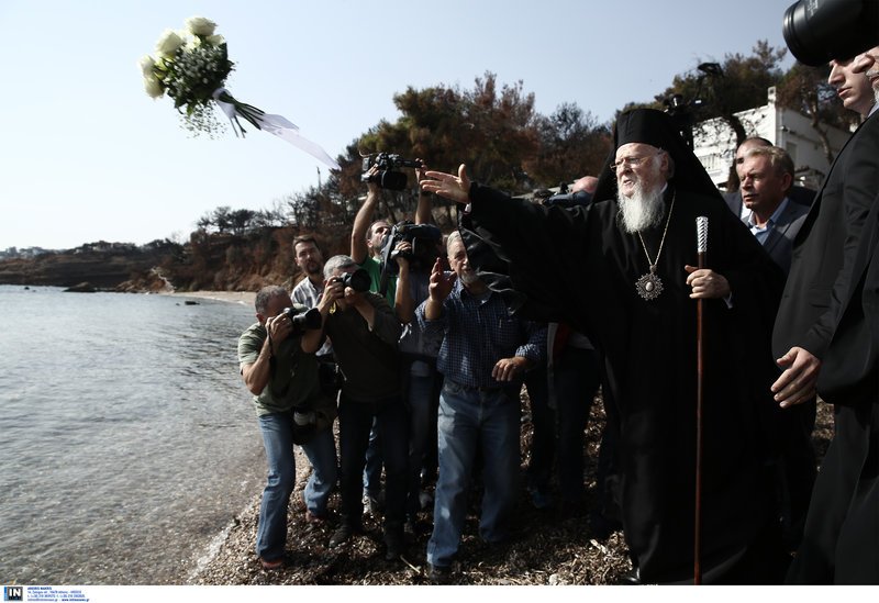Ενα μπουκέτο τριαντάφυλλα στη μνήμη των 99 θυμάτων