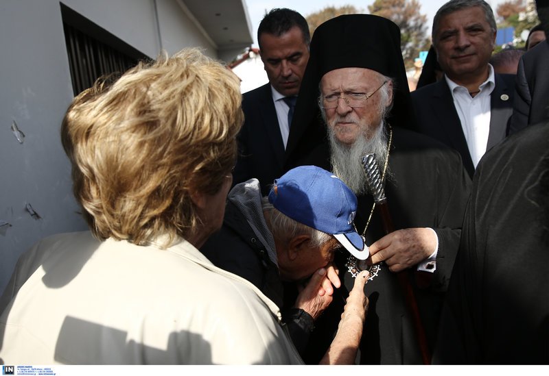 Στο Μάτι ο Οικουμενικός Πατριάρχης Βαρθολομαίος -Τέλεσε τρισάγιο | iefimerida.gr 8