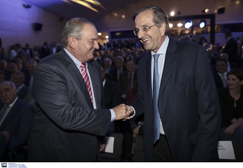 Χαμόγελα και χειραψία μεταξύ των δύο πρώην πρωθυπουργών Κ. Καραμανλή και Α. Σαμαρά