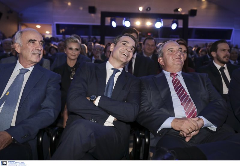 Μεϊμαράκης, Μητσοτάκης, Καραμανλής, παρακολουθούν το βίντεο για τα 44 χρόνια από την ίδρυση της ΝΔ