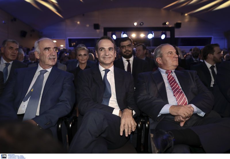 Ο Κυριάκος Μητσοτάκης με τους δύο πρώην προέδρους της ΝΔ Ευ.Μεϊμαράκη και Κ. Καραμανλή -intimenews/ΛΙΑΚΟΣ ΓΙΑΝΝΗΣ