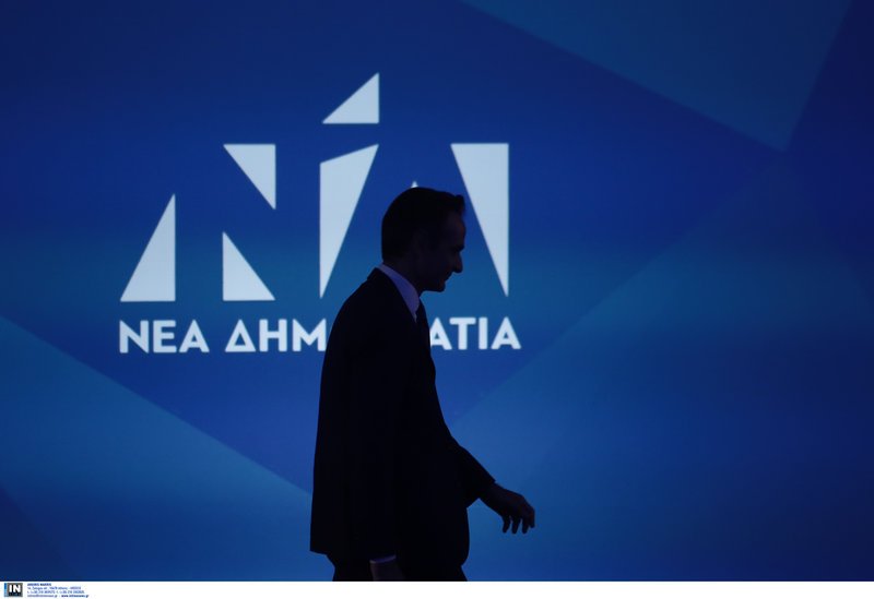 Ο πρόεδρος της ΝΔ μπροστά από το νέο σήμα του κόμματος που παρουσιάστηκε στην εκδήλωση 