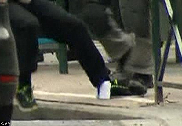 Μυστήριο με χαρτί που πέφτει από το παντελόνι του Αμπντεσλάμ τη στιγμή της σύλληψης [εικόνες & βίντεο] | iefimerida.gr 2