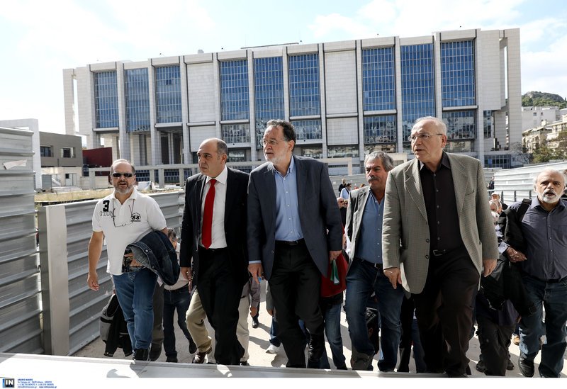 Ο Λαφαζάνης πήγε να απολογηθεί μαζί με έναν... στρατό ακολούθων -«Διώξεις κατασκευασμένες από την κυβέρνηση» | iefimerida.gr 5