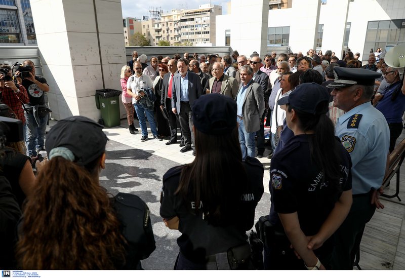 Ο Λαφαζάνης πήγε να απολογηθεί μαζί με έναν... στρατό ακολούθων -«Διώξεις κατασκευασμένες από την κυβέρνηση» | iefimerida.gr 7