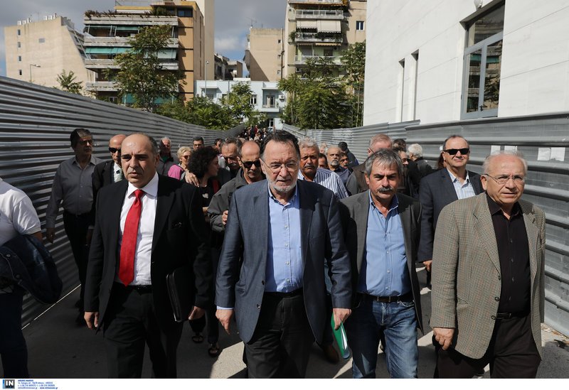 Ο Λαφαζάνης πήγε να απολογηθεί μαζί με έναν... στρατό ακολούθων -«Διώξεις κατασκευασμένες από την κυβέρνηση» | iefimerida.gr 8