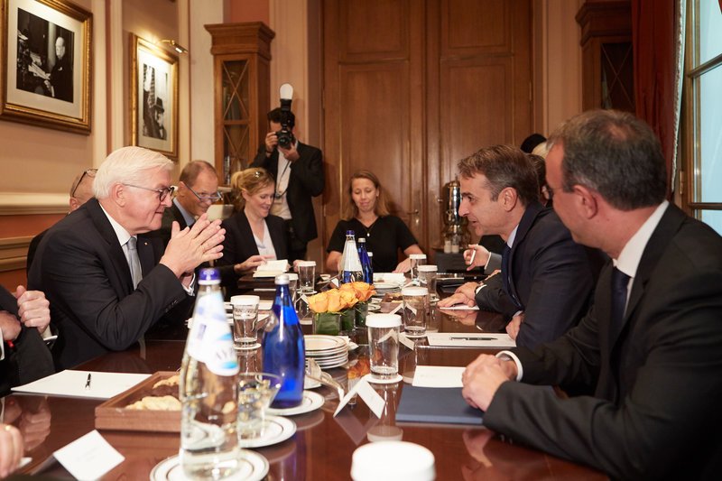 Μητσοτάκης σε Σταϊνμάγερ: Μην αφήσετε να περικοπούν οι συντάξεις των Ελλήνων | iefimerida.gr 1