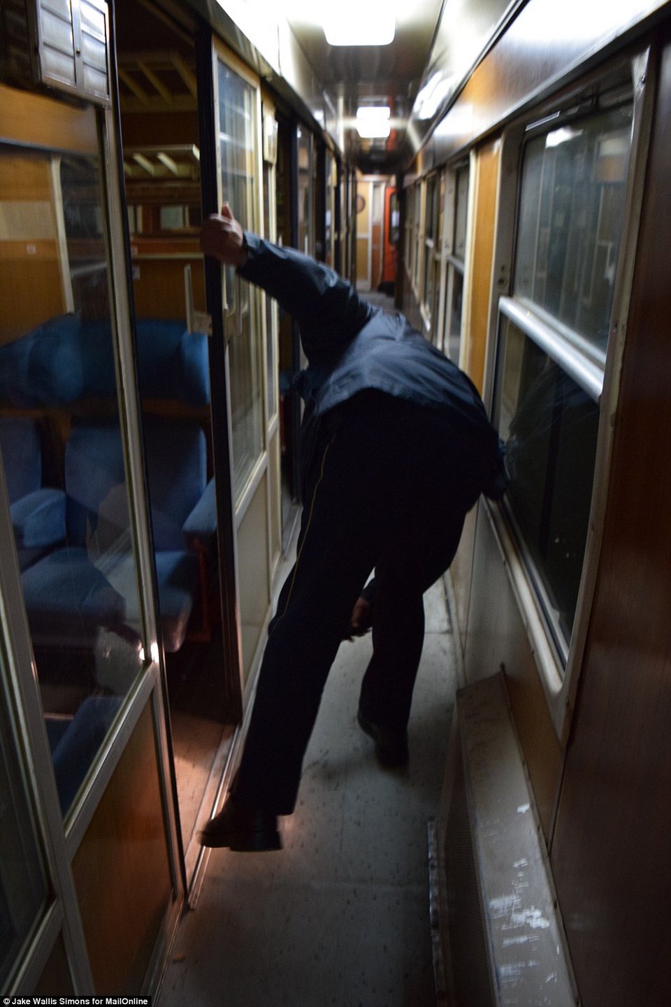 Daily Mail: Κυνηγώντας πρόσφυγες με τις σκοπιανές αρχές -Περιπολία με τους σκληρότερους του κόσμου [εικόνες] | iefimerida.gr 2