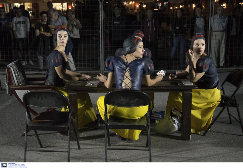 Η performance είναι βασισμένη στο project «Blanche Neige» της Catherine Bay