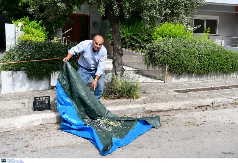 Ο πολίτης του Παλαιού Φαλήρου «εν δράσει» -Φωτογραφία: Intimenews/ΠΑΝΑΓΙΩΤΟΠΟΥΛΟΣ ΝΙΚΟΣ