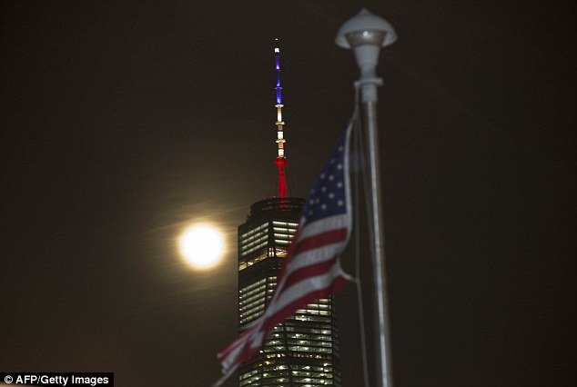 Η γκάφα της Νέας Υόρκης -Φώτισε το One World Trade με τα χρώματα της γαλλικής σημαίας [εικόνες] | iefimerida.gr 3