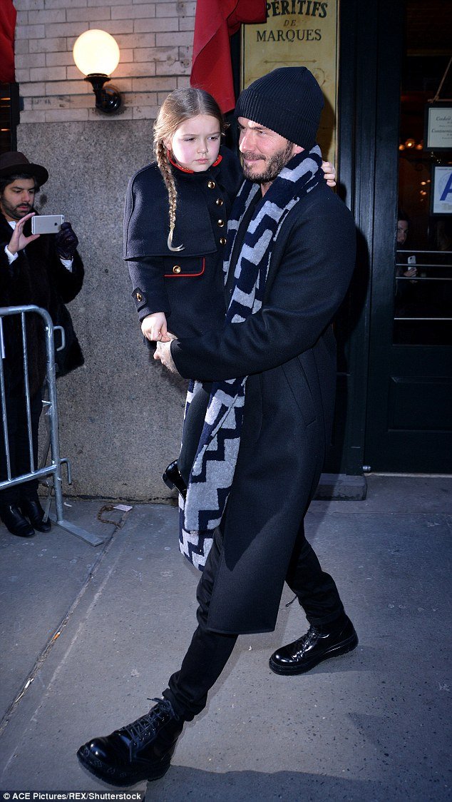 Ο Ντέιβιντ Μπέκαμ ξεκίνησε το ράψιμο -Ράβει φόρεμα για την κούκλα της κόρης του [εικόνες] | iefimerida.gr 1