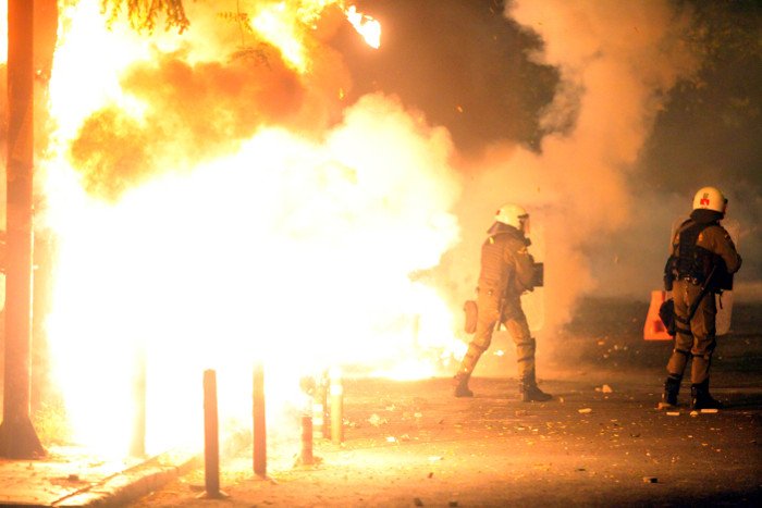 Κλεφτοπόλεμος ΜΑΤ-Κουκουλοφόρων στα Εξάρχεια [εικόνες & βίντεο] | iefimerida.gr 9