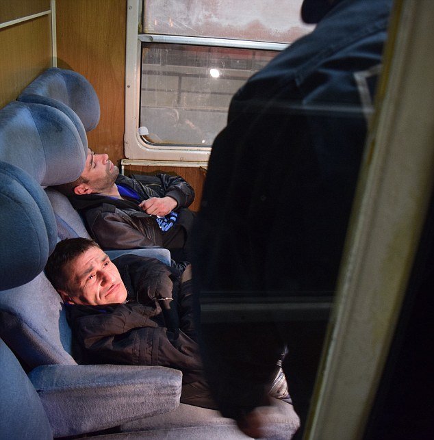 Daily Mail: Κυνηγώντας πρόσφυγες με τις σκοπιανές αρχές -Περιπολία με τους σκληρότερους του κόσμου [εικόνες] | iefimerida.gr 3