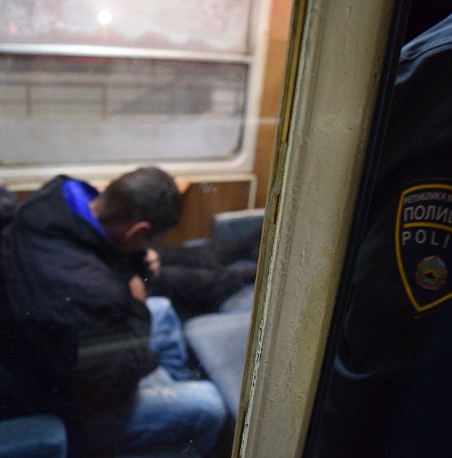 Daily Mail: Κυνηγώντας πρόσφυγες με τις σκοπιανές αρχές -Περιπολία με τους σκληρότερους του κόσμου [εικόνες] | iefimerida.gr 8