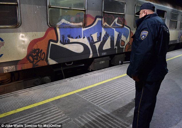 Daily Mail: Κυνηγώντας πρόσφυγες με τις σκοπιανές αρχές -Περιπολία με τους σκληρότερους του κόσμου [εικόνες] | iefimerida.gr 0