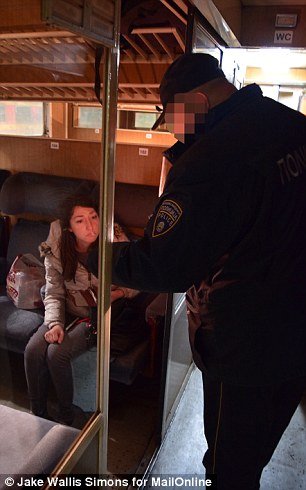 Daily Mail: Κυνηγώντας πρόσφυγες με τις σκοπιανές αρχές -Περιπολία με τους σκληρότερους του κόσμου [εικόνες] | iefimerida.gr 4