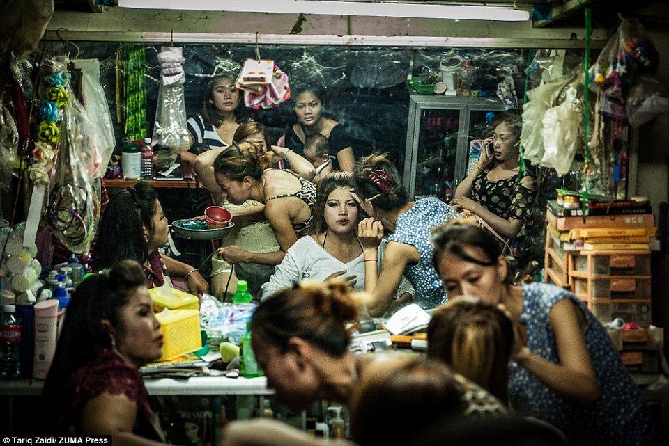 Το παλάτι των φτωχών στην Καμπότζη -Το κτίριο ορόσημο που μαράζωσε [εικόνες] | iefimerida.gr 1