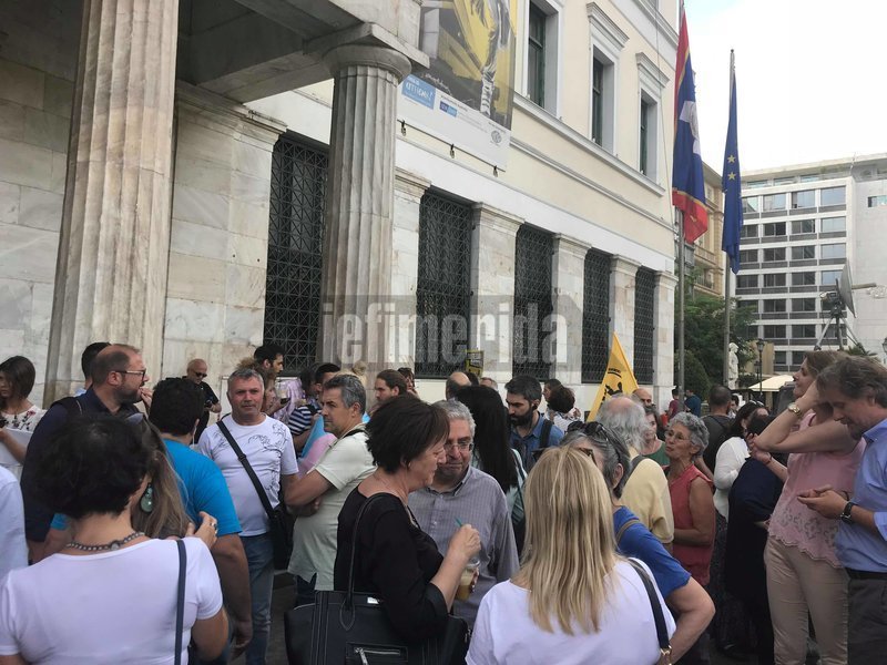 Συγκέντρωση αλληλεγγύης για τον Μπουτάρη στο Δημαρχείο Αθηνών [εικόνες & βίντεο] | iefimerida.gr 0