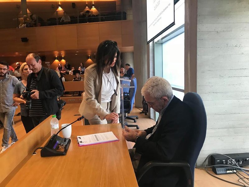 Με χειροκροτήματα υποδέχθηκαν στο δημοτικό συμβούλιο τον Γιάννη Μπουτάρη [εικόνες] | iefimerida.gr 2