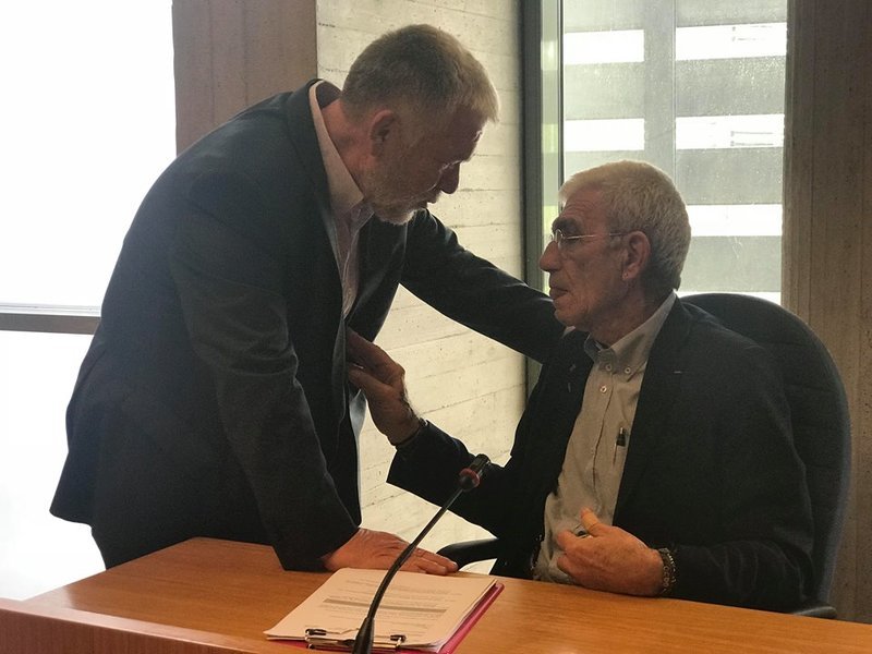 Με χειροκροτήματα υποδέχθηκαν στο δημοτικό συμβούλιο τον Γιάννη Μπουτάρη [εικόνες] | iefimerida.gr 1