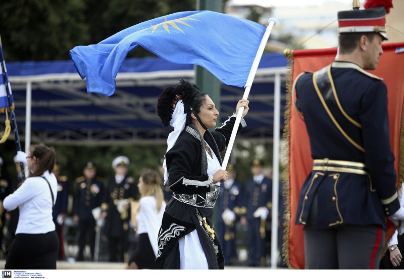 Ολα όσα έγιναν στη μαθητική παρέλαση στο κέντρο της Αθήνας [εικόνες] | iefimerida.gr 3