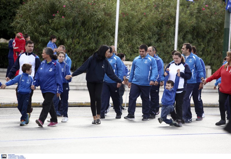 Ολα όσα έγιναν στη μαθητική παρέλαση στο κέντρο της Αθήνας [εικόνες] | iefimerida.gr 4