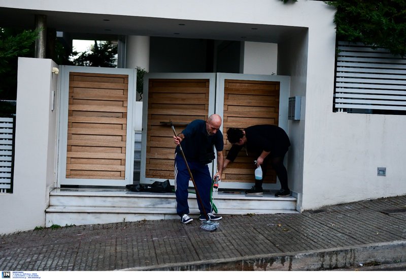 «Ντου» αγνώστων στο σπίτι του Γ. Καρατζαφέρη -Πέταξαν μπογιές, έγραψαν συνθήματα [εικόνες] | iefimerida.gr 2